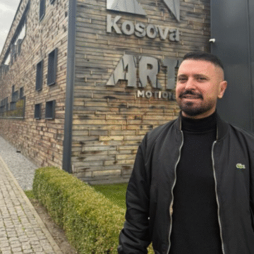 Labinot Rexha. Ndodh edhe kjo, Labinot Rexha organizon protestë që të futet në BBVK4 – të mërkurën në 11:00 protestohet