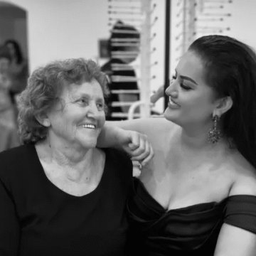 Lulja Sugarica e Motrave Mustafa shkon te shtëpia e nënës, me pamjet nga atje i emocionoi e përloti të gjithë