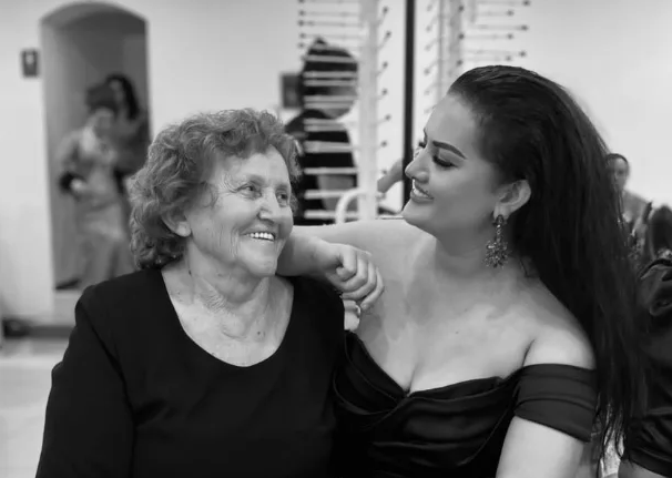 Lulja Sugarica e Motrave Mustafa shkon te shtëpia e nënës, me pamjet nga atje i emocionoi e përloti të gjithë