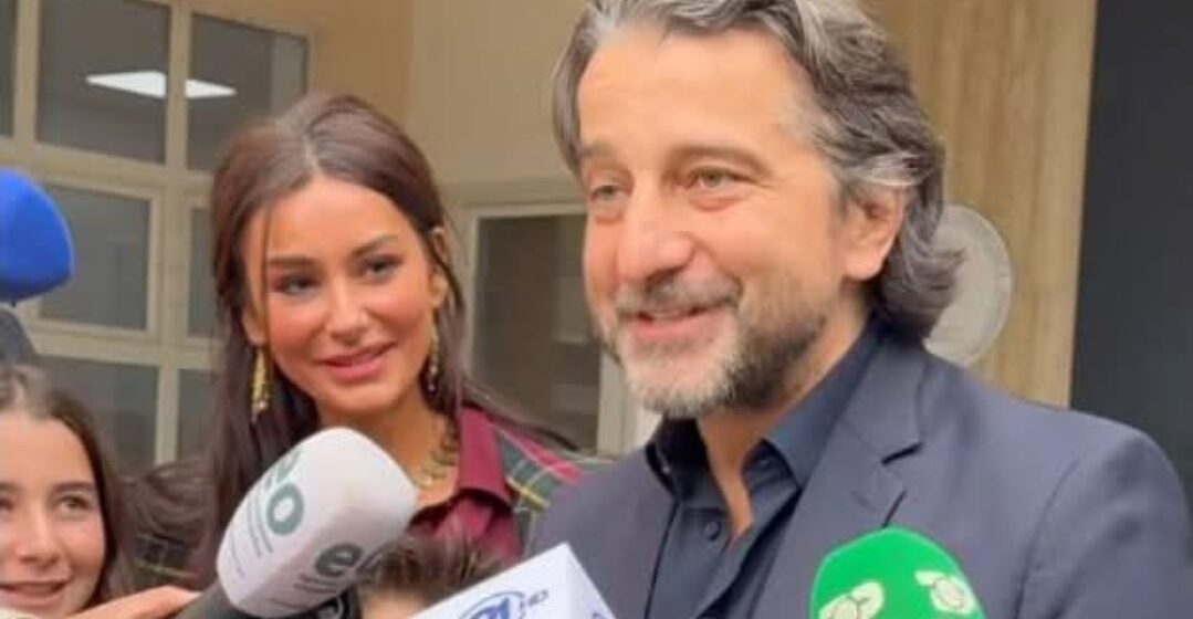 Perpaa12 Gruaja e Përparim Ramës për votime është veshur shumë interesant, askush nuk do ta beson si është dukur ajo krahë burrit