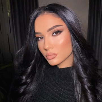 Gruaja e Albatrit Muqiqit na mahnit me pamjën e saj, ajo paraqitet elegante dhe e bukur