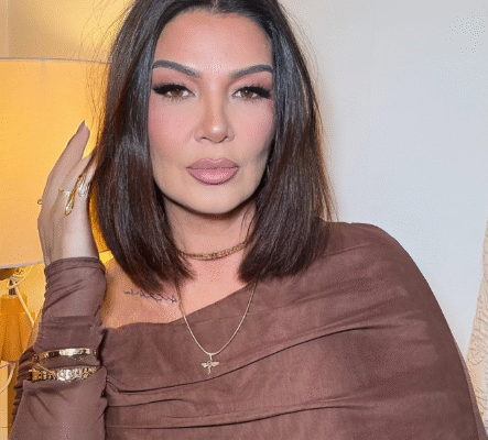 Vajza e Afërdita Paqaradës duket si llokum, ajo ia ka kaluar nënës me bukuri.