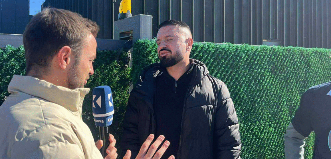 Unbenannt Dëshirë e madhe e Labinot Rexhës për të hyrë në Big Brother, proteston para dyerve të televizionit, edhe policia në vendin e ngjarjes