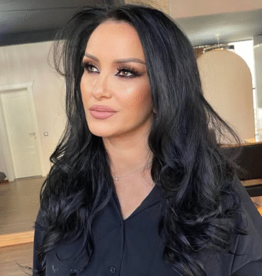 Sahidja do ju lë pa fjalë me ndyshimin që ka bërë, sa hije i paska ngjyra e kuqe. Motrat e saj nuk e njohin