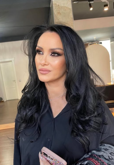 Unbenannt Sahidja do ju lë pa fjalë me ndyshimin që ka bërë, sa hije i paska ngjyra e kuqe. Motrat e saj nuk e njohin