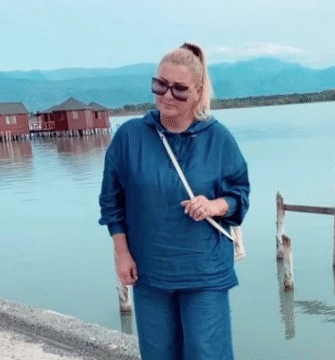 Remzije Osmani shkoi në pushime për t’u kënaqur , por rrëzohet keq nga deveja- publikohet momenti i rëndë