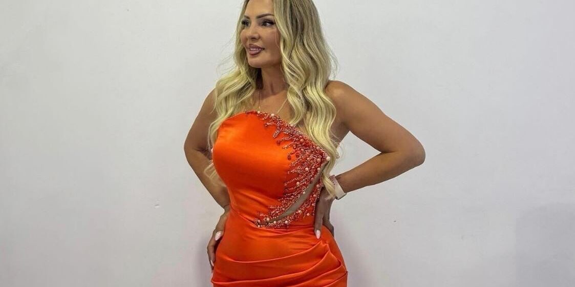 Violeta harron se është bërë gjyshe e i ka bërë goxha do vjet, e qet këmbën krejt jashtë në fustanin që ka veshur