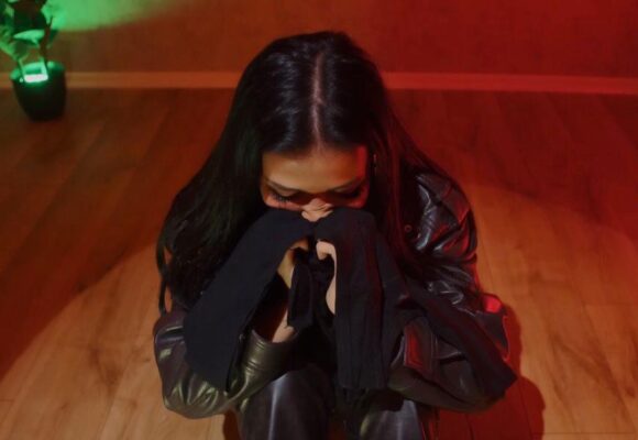 Boll e mbajti veten, me lot në sy e me zemër të thyer, Xheneta shfaqet duke puthur bluzën e Gjestit – po vdes për të