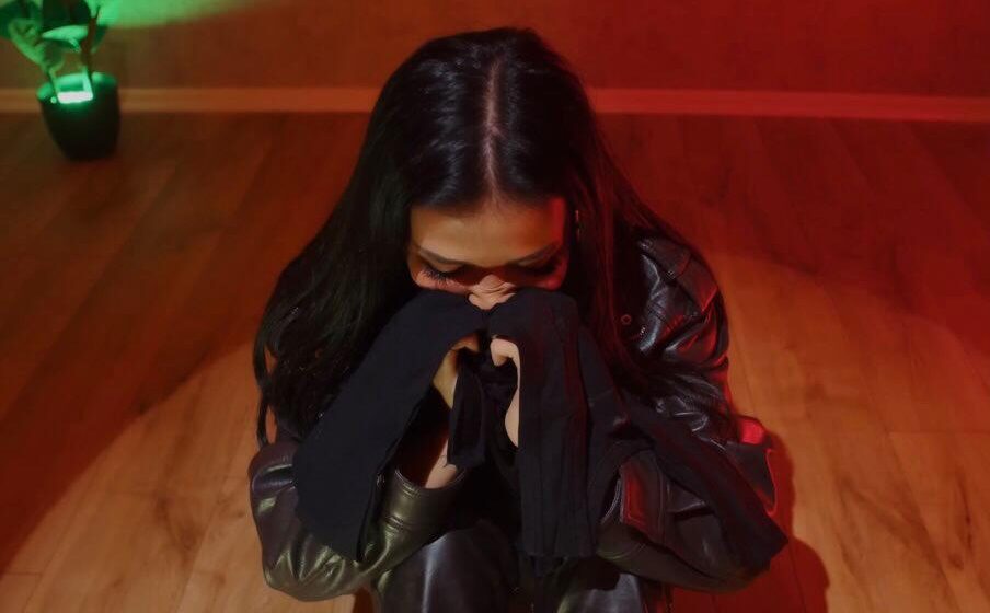 WhatsApp-Image-2025-10-30-at-00.27.14 Boll e mbajti veten, me lot në sy e me zemër të thyer, Xheneta shfaqet duke puthur bluzën e Gjestit – po vdes për të