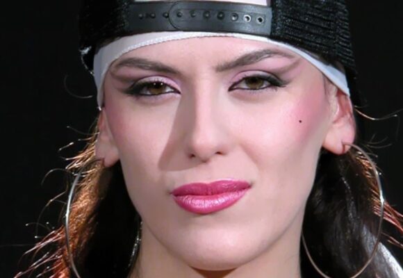 Çika e Arta Bajramit duket identike si nënë e saj, ajo na kujton Artën kur ishte në lule të rinisë