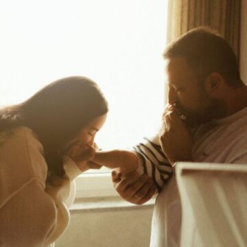 dafina-zeqiri Një burrë si Kreshnikun do ta donte çdo grua, ja si kujdeset ai për djalin e tij, Dafina këmbën mbi këmbë