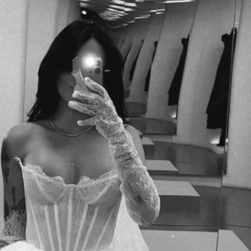 E papritur: Morena Taraku po martohet, publikon pamje teksa po e provon vellon e parë – kaq bukur po i rri