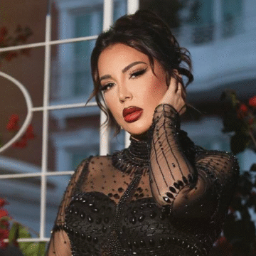 teuta selimi Divorci e ka zbukuru, Teuta Selimi del me shoqe, veshet si të ishte 20-vjeçare, krejt burrat i kthejnë sytë kah ajo