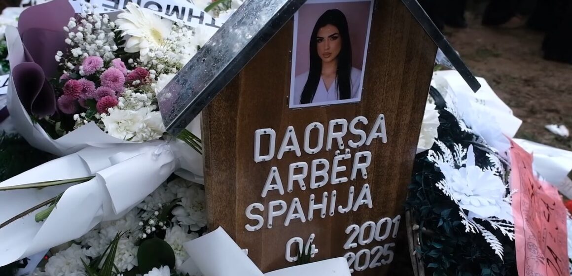 Lot e dhimbje, pamje nga varrimi i studentes nga Gjakova që humbi jetën tragjikisht në Tetovë Lot e dhimbje, pamje nga varrimi i studentes nga Gjakova që humbi jetën tragjikisht në Tetovë