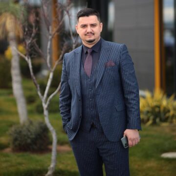 Alban Mehmeti feston ditëlindjen pranë njerëzve të tij të zemrës, shprehja e fytyrës së tij tregon gjithçka