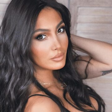 177454-1 Pas kaq shumë kohësh Nora Istrefi shfaqet në krahët e një burri të njohur, duket shumë e lumtur