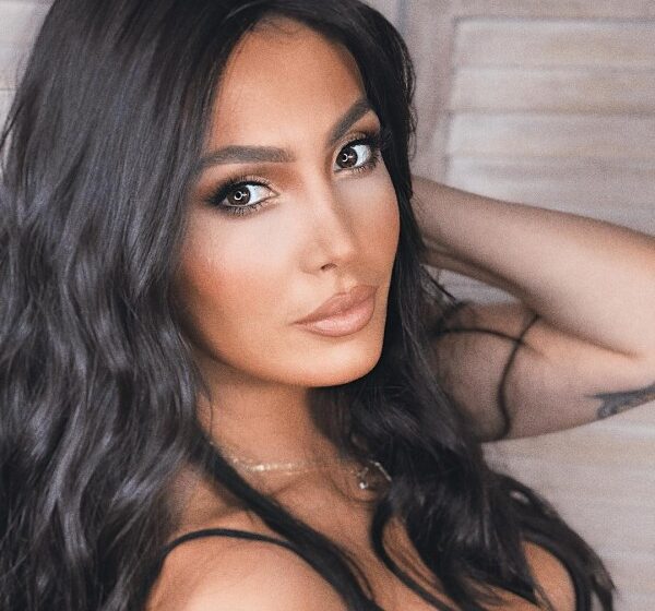 Pas kaq shumë kohësh Nora Istrefi shfaqet në krahët e një burri të njohur, duket shumë e lumtur