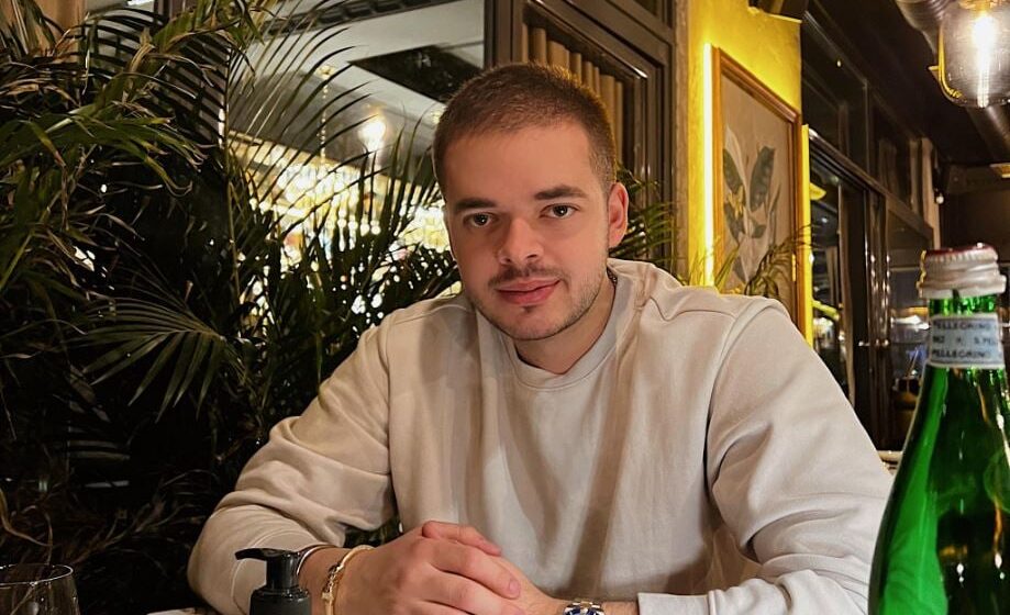 E dhimbshme sa më s’ka: Sëmundja ia merr jetën në moshë të re Altinit, është i afërt me politikanin kosovar