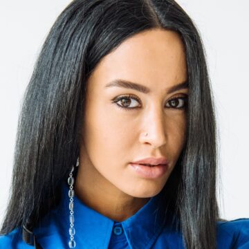Dafina-Zeqiri-face-close-up-large Dafina Zeqiri e paska vjehrren të re e si zonjë; ajo thot që është krenare me të, sa nuse e mirë po tregohet