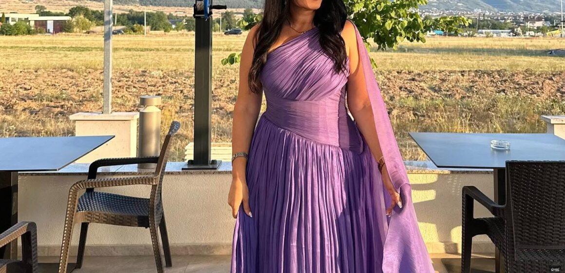 Sahidja e Motrave Mustafa niset për dasmë me fustan deri në fund të këmbëve, po duket si nuse në dyzen – si 20 vjeçare