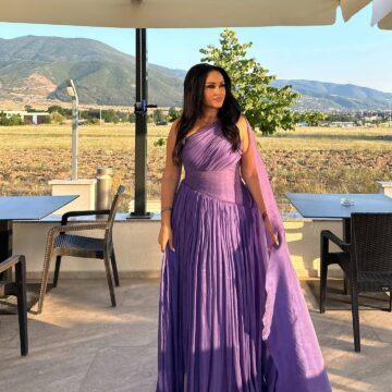 Sahidja e Motrave Mustafa niset për dasmë me fustan deri në fund të këmbëve, po duket si nuse në dyzen – si 20 vjeçare