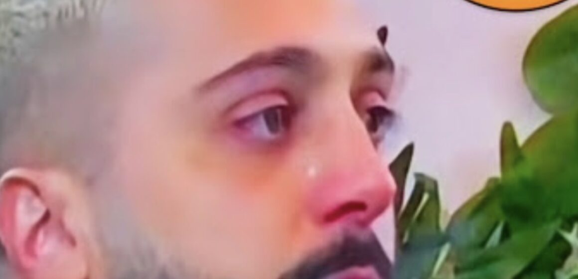 Screenshot I thyer dhe ende në zi për vëllaun, Gjesti paraqitet në këtë gjendje veç për të treguar se si po e tejkalon dhimbjen