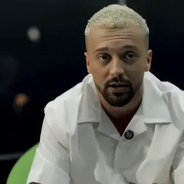 Gjesti shfaqet pas një kohe të gjatë larg mediave – ka një mesazh të rëndësishëm (PAMJE)