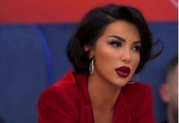 Roza Lati del në publik veç me peshqir, nuk ka frikë nga asgjë