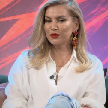 Leonora_Jakupin_SONTE Leonora Jakupi poston foto me nënën e saj, duken si motra, jo si nënë e bijë