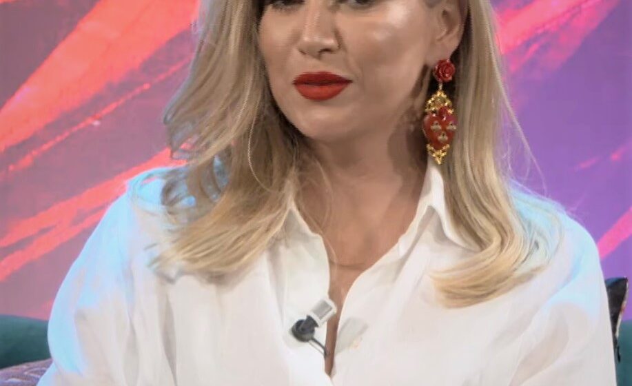 Leonora Jakupi poston foto me nënën e saj, duken si motra, jo si nënë e bijë