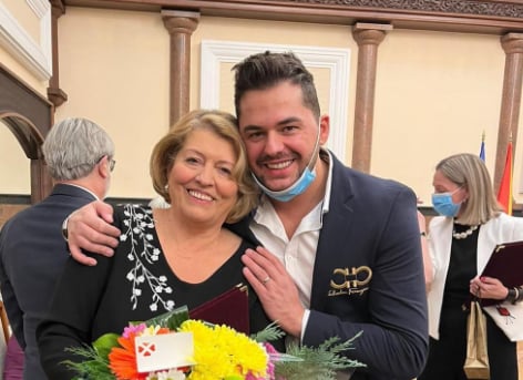 SHP E dhimbshme: E varrosi djalin në lule të rinisë, kjo është gjendja e nënës së Shpat Kasapit