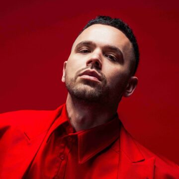 bbbbbbbb Nëna e Yllit bënë “KUKU” për këngën e tij me Rita Orën. Çfarë nuk i pëlqeu asaj?