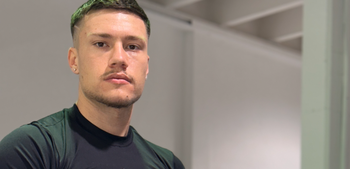 Drilon Rama heq bluzën për të treguar muskujt. Më mirë mos e shikoni ,do mbeteni pa frymë nga  fomat e tij