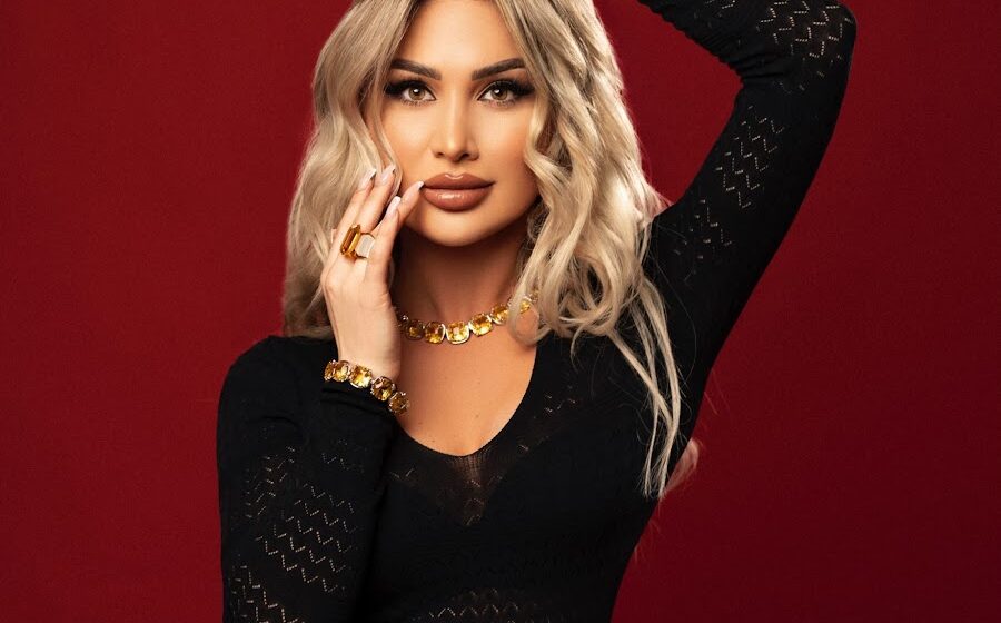 engji Engjëllusha është bërë vesvese t’u qëndru veç para pasqyrës, po i duket vetja se s’ka më të bukur në botë