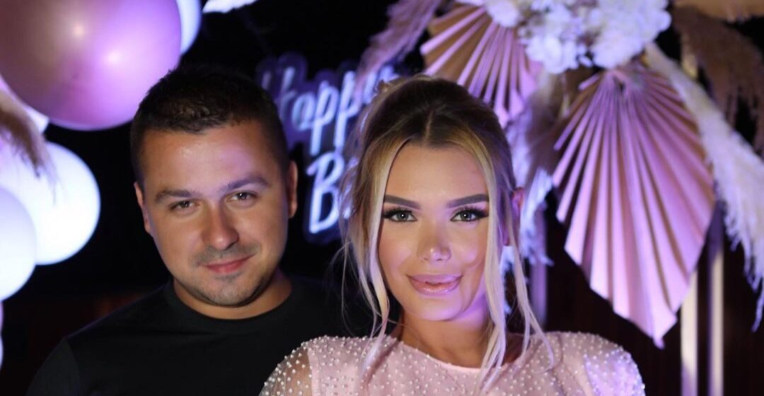 Eni dhe Genci pozojnë krahë vajzës së tyre në një panormë fantastike që sjell frymën e fundvitit