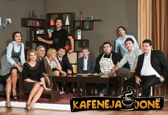 Bëhuni gati,” Kafeneja jonë” po rikthehet, aktorët e serialit të shumëpëlqyer janë mbledhur dhe po diskutojnë