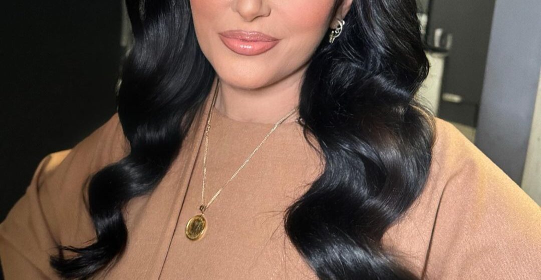 Sahidja po shkon në dasëm. Sa i paska hije fustani i kuq, duket si çikë e re