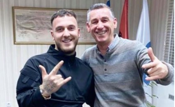 mozzik Mozzik ka një lidhje të veçantë me Kadri Veselin. Fjalët e tij s’lanë askënd pa emocione