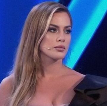 olta-585x357 Olta gati për sonte, ajo duket “bombë” me fustan të kuq