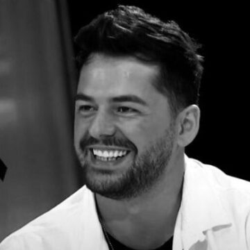 Mikun më të ngushtë të Shpatit nuk e mbajnë këmbët në varrimin e tij, pamje që ua këpusin shpirtin