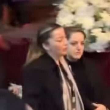 Me sy të skuqur nga lotët që s’i ndalen, Selvija s’mund ta mbajë veten në varrimin e burrit, Shpat Kasapi