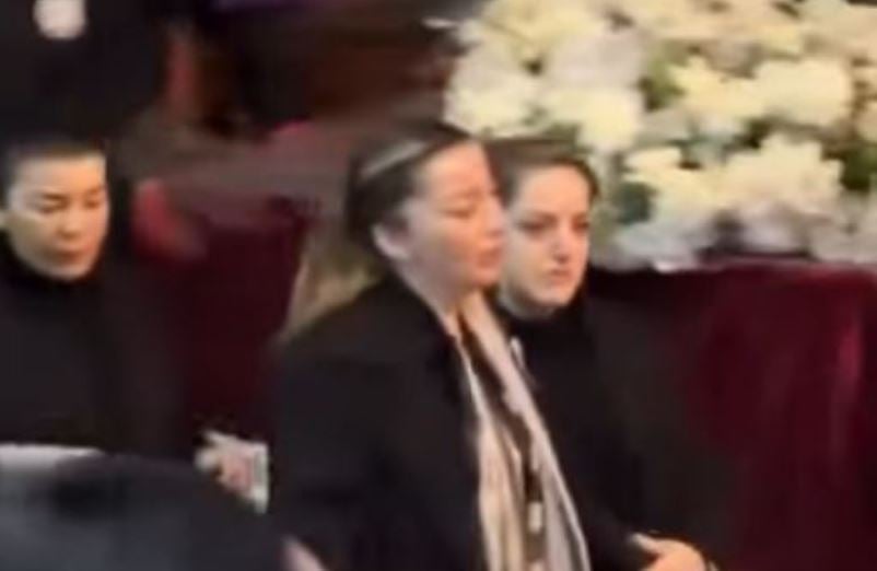 selvijjjee Me sy të skuqur nga lotët që s’i ndalen, Selvija s’mund ta mbajë veten në varrimin e burrit, Shpat Kasapi