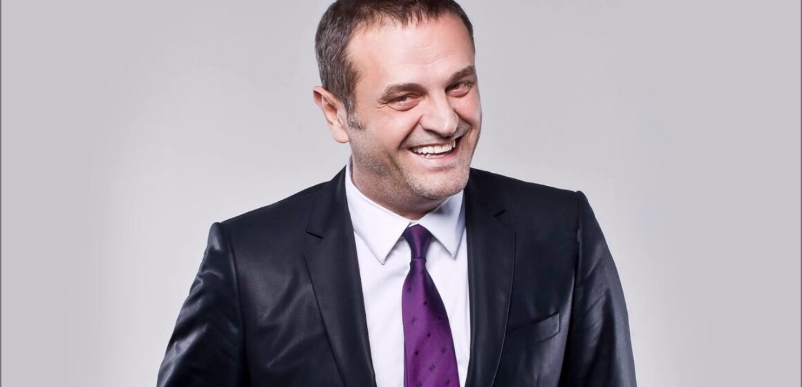 Sinan Vllasaliu ka shumë kritika për estradën. Ndër të tjera ai i quan ata të paedukatë