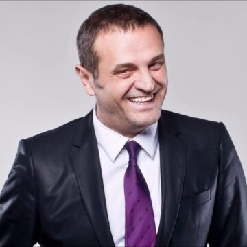 sinani-1 Sinan Vllasaliu ka shumë kritika për estradën. Ndër të tjera ai i quan ata të paedukatë