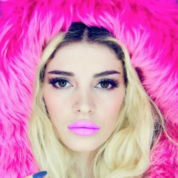 tttttttttttttt Era Istrefi e kthen kohën e tenteneve, i paskan shumë hije