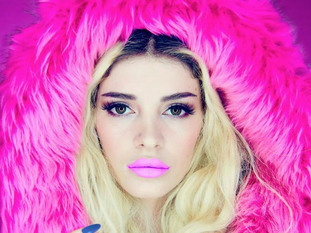 tttttttttttttt Era Istrefi e kthen kohën e tenteneve, i paskan shumë hije