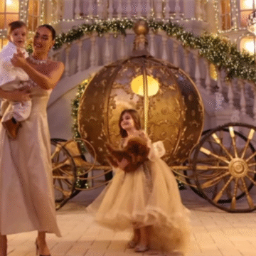 xhensila Xhensila sjell magjinë e fundvitit përkrah fëmijëve, duke u shfaqur më e lumtur se kurrë