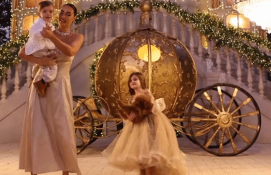 Xhensila sjell magjinë e fundvitit përkrah fëmijëve, duke u shfaqur më e lumtur se kurrë