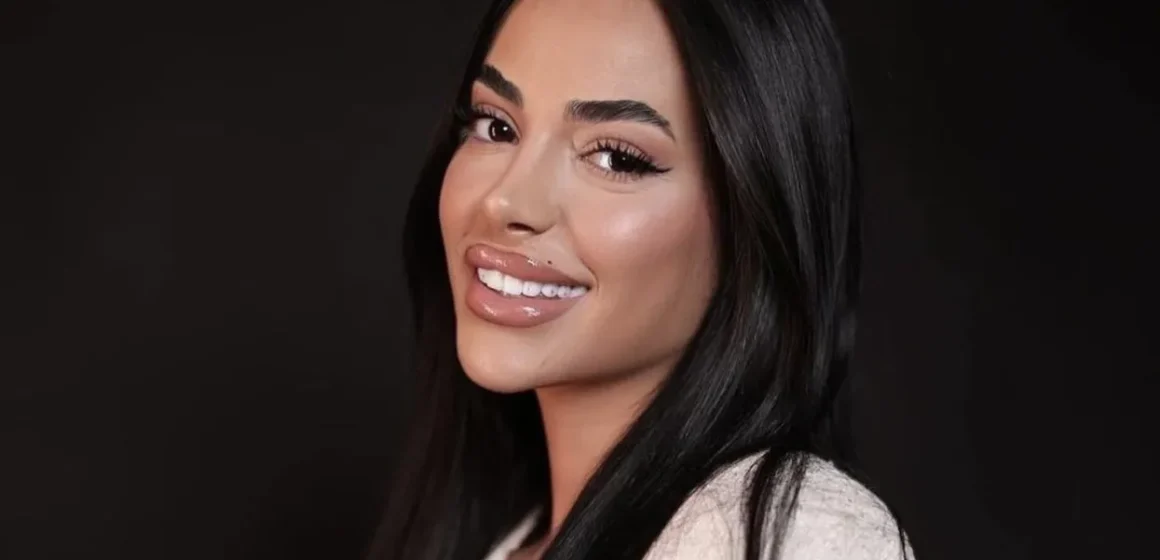 Kaderi ka mahnitur me pamjen e saj të re, afër bredhit shkëlqen dhe duket plot stil