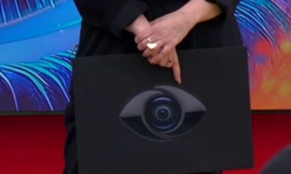 736622-dhuna-ne-big-brother-vip-ish-banorja-nuk-mund-te-rifutet-nje-banor-qe-ka-dale-me-zarf-te-zi Ndodh e papritura në mes të natës, Zarf i rëndësishëm në shtëpinë e Big Brother VIP Kosova, banorët në tension